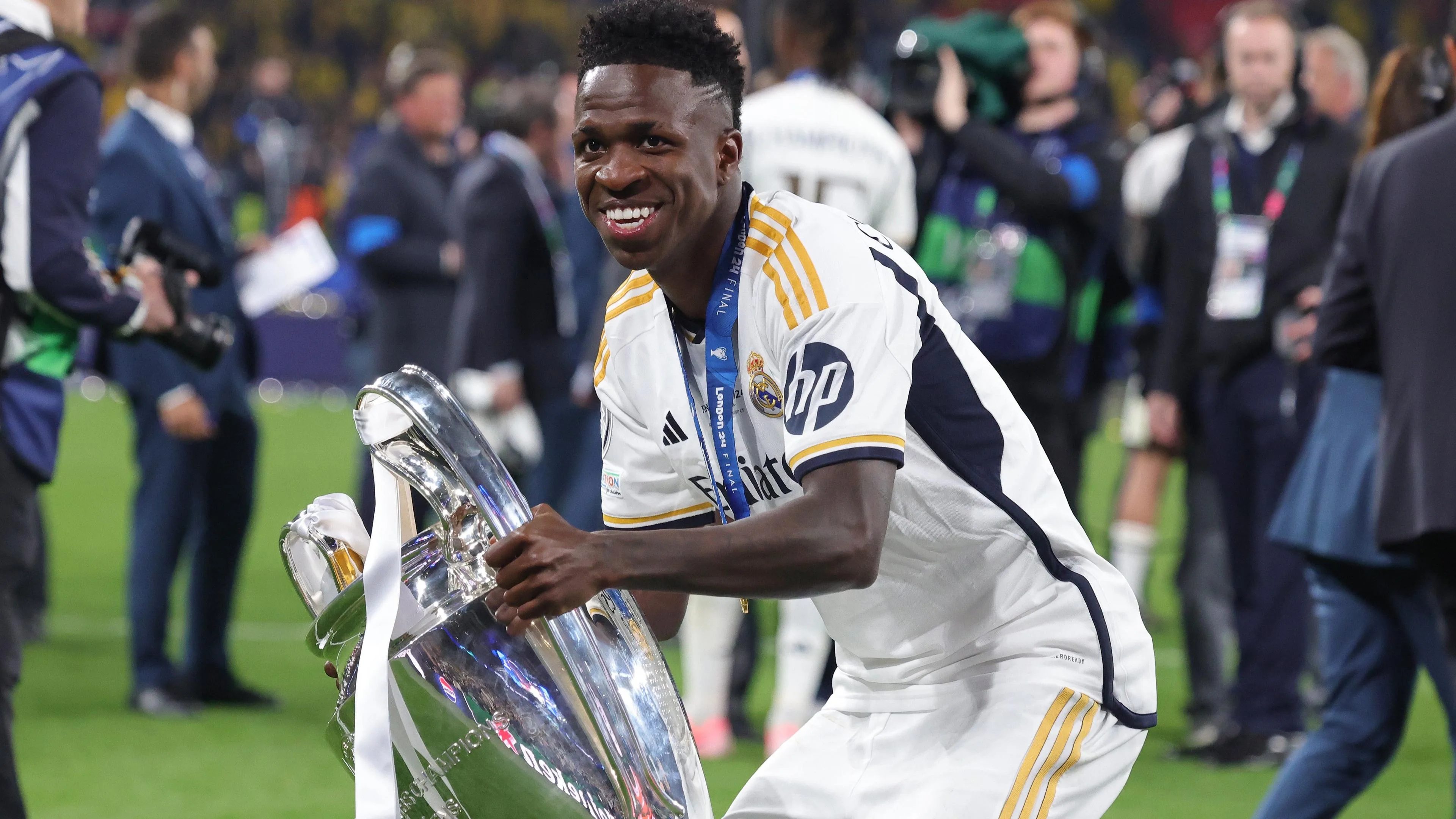 Real Madrid contract talks and Arsenal interest - what is Vinicius Jr's future? - фото 1